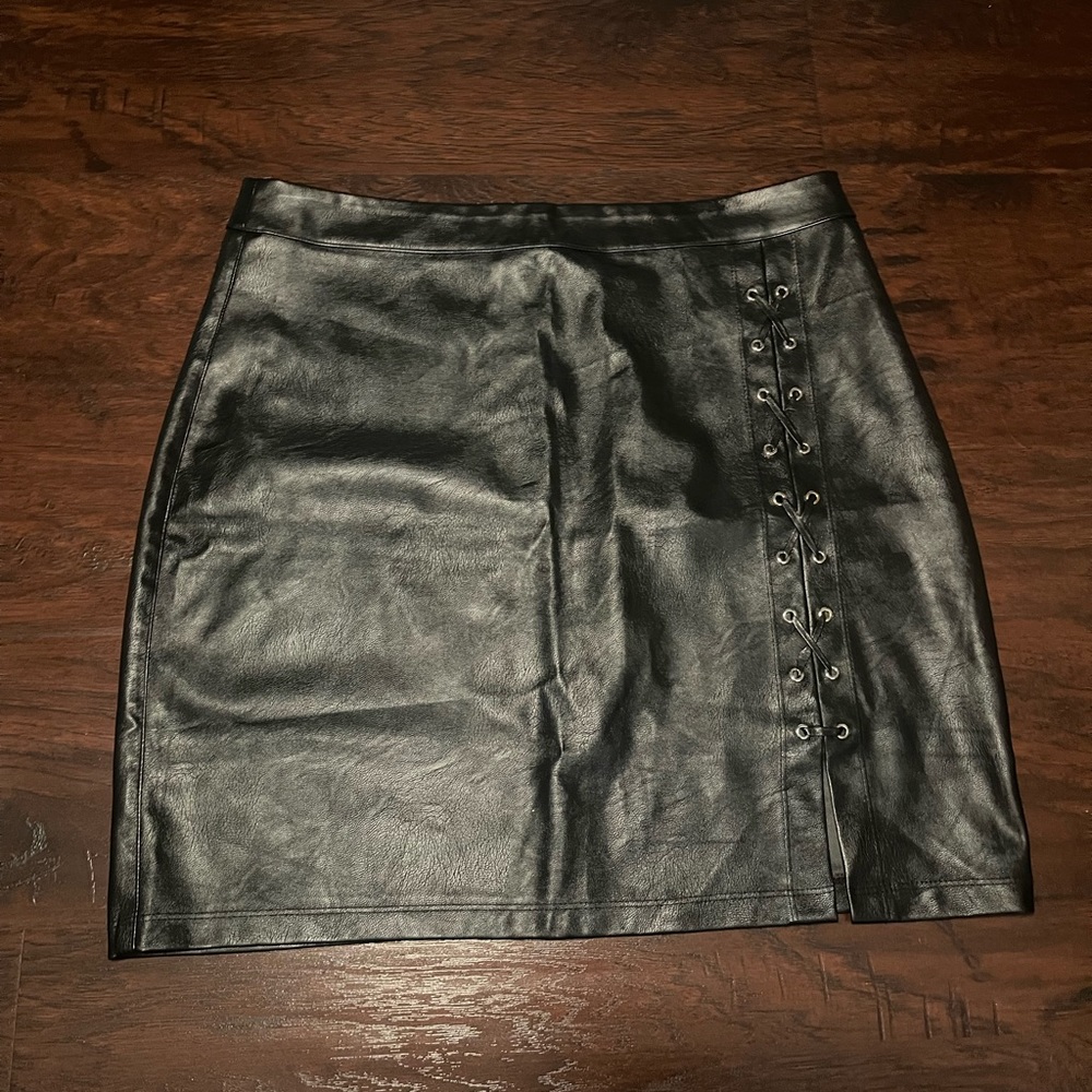 GUESS black leather skirt - XL